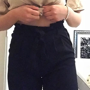 Svarta byxor - Svarta byxor. Dem känns som kostymbyxor och har ett snöre där som man kan knyta eller ta bort💓