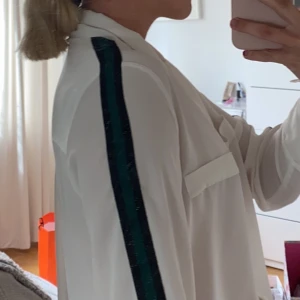 Vit blus - En knapp saknas, se sista bilden. Det syns inte när man har på den