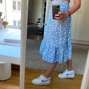 Blommig babyblå kjol - Min absoluta favoritkrog från förra sommaren. Säljs inte längre.