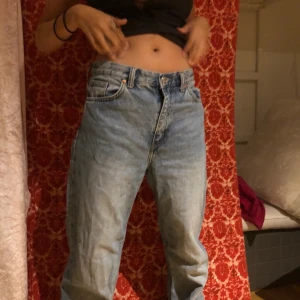 Monki yoko jeans - Fina trendiga jeans, använda ett fåtal gånger. Säljer då dom inte passar längre, hon som har på sig jeansen är 168cm