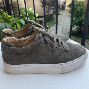 Axel Arigato, platform sneakers  - Grå gröna Axel arigato sneakers i mocka, storlek 37. Skorna är i väldigt fint skick då jag endast använt de vid fåtal tillfällen! Nypris: 1750 kr  