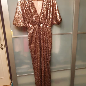Raglady - Använd 1 gång. Paljett klänning i fin kvalitet. Nypris. 1699kr