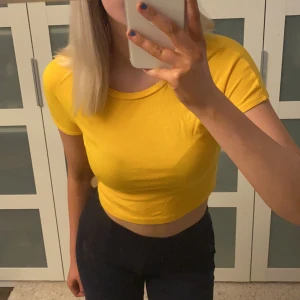 Gul croppad tshirt - Gul croppad T-shirt från zara, super skönt matreal! Aldrig använd då jag ej har något att matcha med, storlek S men väldigt liten i modellen så passar som xs också💛💛💛