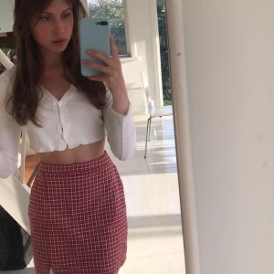 Intressekoll✨ - Funderar på att sälja min nästan oanvända kjol från hollister, köpt för 398kr på emporia🥰 Skriv eller kontakta mig om ni är intresserade!💖✨