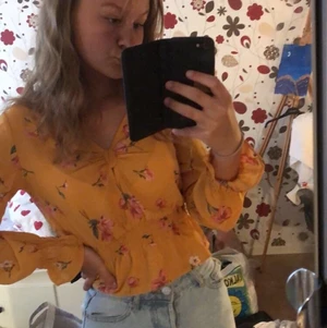 Gul blommig blus - Säljer denna jätte fina gula blusen eftersom det är ett plagg jag inte har stor användning för men den är verkligen så fin!