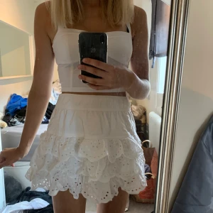 Volangkjol från hollister strl xs - Säljer denna underbara kjol från hollister som tyvärr blivit kort på mig😭😭😭jag är 171😆😆