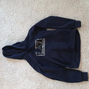 Armani hoodie M herr - Den är som ny men det finns ett litet hål som man knappt märker vid fickan. Pris 800kr nypris 1200kr              frakt ligger på 80kr