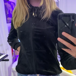 Svart zip hoodie - Svart zip hoodie i storlek XS ⚡️🖤 Iprincip nyskick och väldigt bra kvalitet✨✨  Bra passform och passar verkligen en XS ✨🌟 Kunden står själv för frakt! 📦❤️📦❤️