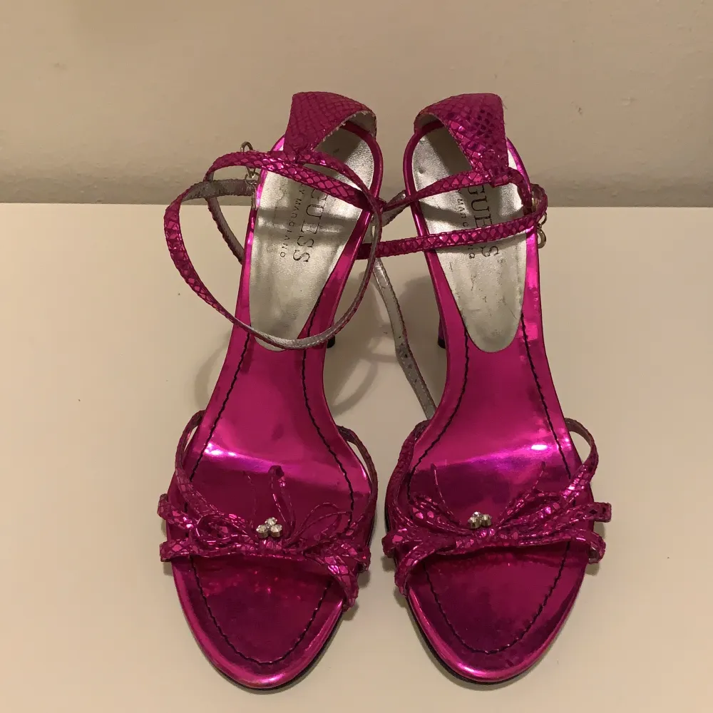 Beautiful purple Guess sandals, new! Leather sandals with comfortable heels! Can meet up in Stockholm 🌟. Skor.