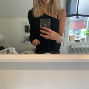 One shoulder från nakd strl xs - Säljer denna fina kjol som är snygg både till kjol och jeans!! Den är endast använd 1 gång så nästintill nyskick✌️🤯