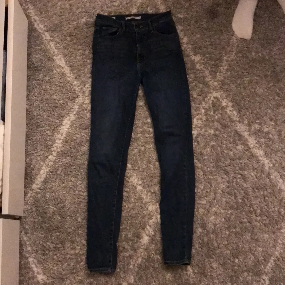 Säljer ett par Levis jeans jag köpte för 700;- budar ifrån 250;-. Jeans & Byxor.