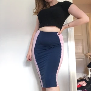 Bodycon kjol - Tvåfärgad blå & babyrosa bodycon kjol från Gina Tricot. Super flatterande på och stretchigt material. Storlek XS men passar även S. 80kr utan frakt Fraktar eller möts i Sthlm