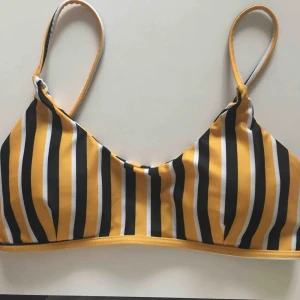  - Söt bikinitopp som går att matcha med svarta, vita eller gula underdelar, eller andra färger beroende på hur galen man är🤪 Storlek M, men funkar bättre som S då jag alltid är M men denna toppen var för liten för mig😁 Frakt tillkommer!