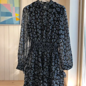 Leopard klänning från bikbok, stl S - Jättesöt blå leoklänning från bik bok. Söta knappar bak, hög hals och markerar midjan fint. Frakt tillkommer 