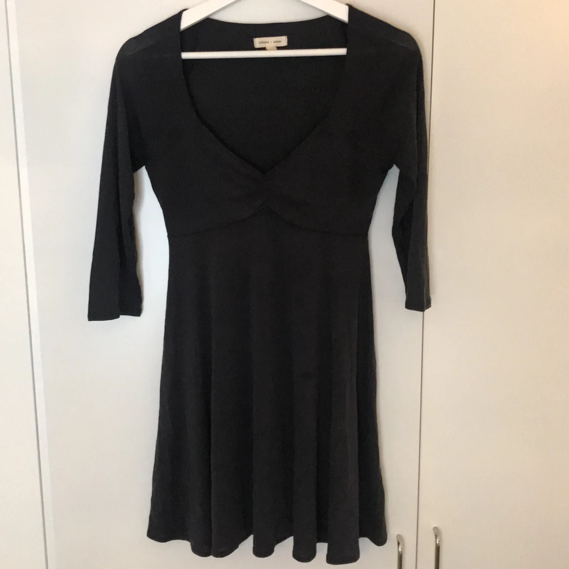 Kort klänning i mörkgrått 