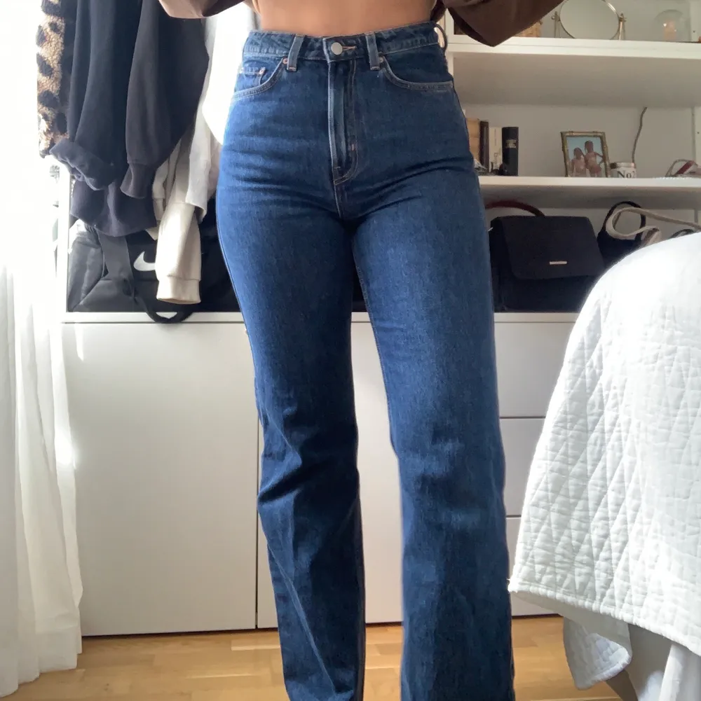 Row jeans från weekday, i fint skick men för tajta för mig så jag måste tyvärr sälja dem! Köparen står för frakten✨💕. Jeans & Byxor.