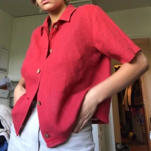 Så fin linne-skjorta! - Så fin skjorta (antagligen) i linne (lappen har blekts så man ser inte vilket material det är)! Färgen gör sig inte riktigt rättvisa på bilden. Så fina detaljer med träknappar och fin nederkant! FRI FRAKT :)