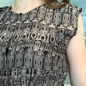 Klänning Other Stories strl 36 - Klänning från & Other Stories i storlek 36. Den mönstrade delen är i silke och den svarta delen är i mjukt tyg. Dragkedja i sidan. Smickrande passform! Säljer den för att den är för liten för mig.