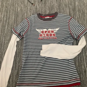 Skitcool tröja - As cool t shirt med longsleeves fastsatta under!! Det är barnstorlek 158/164 men passar en S