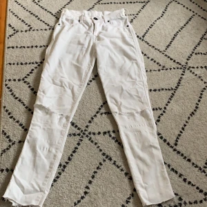 Vita dr denim jeans.  - Bra skick, gjort hålen själv. Väldigt stretchiga i materialet, sköna.