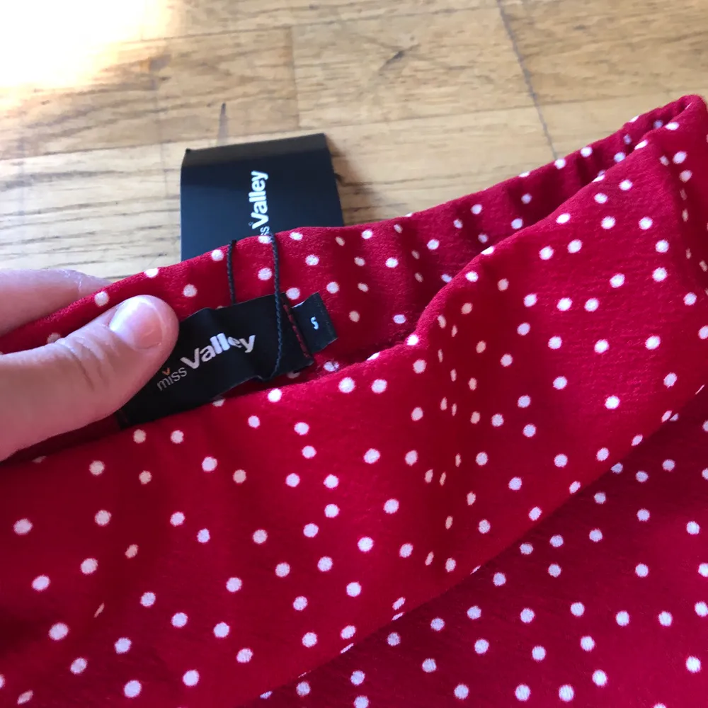 Röd prickig kjol i strl S inköpt i Australien. Säljs då jag inte har fått användning av den. Den går ungefär till vaderna på mig som är 164cm. Stretchig och skönt material. 🥰🥰. Kjolar.
