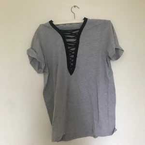  - Grå tröja från BikBok helt oanvänd. Prislapp kvar :)