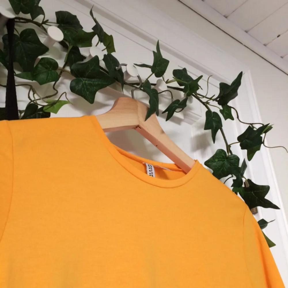 Denna fina långärmade tröjan ifrån H&M är en riktig glädjespridare bara pga färgen.🌞 Använd en gång, så i nyskick. Priset är inkl. frakt. Om ni har någon mer fråga, kolla gärna in min profil eller skicka till mig🌿💞. Tröjor & Koftor.