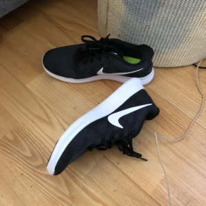  - Oanvända Nikeskor stl 40, väldigt lätta. Dom är bra att springa i och väldigt snygga som streetskor.