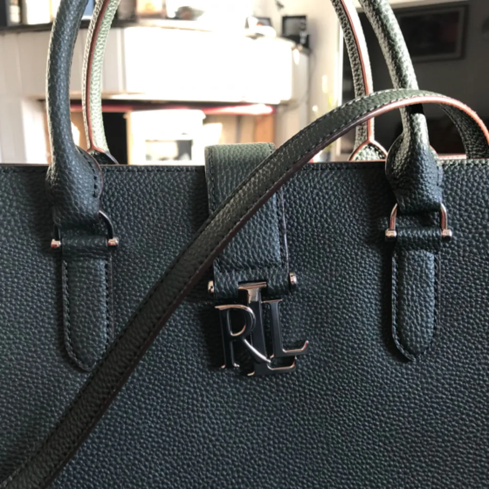 Ralph Lauren Carrington Brigitte tote väska inköpt i New york på Macy’s i Oktober 2017. Köpt för 2800kr.  Äkta läder   Färgen är ’mustigt’ grön. Väldigt fin färg!  Kvitto finns om man vill se de. . Väskor.