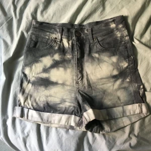  - Gråa tie dye shorts, höga i midjan.