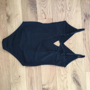  - Säljer en body i storlek s funkar som XS med. Har aldrig använt den och den är från zara 