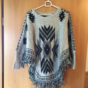  - Mysig poncho, med coolt mönster och ärmar. Använd en gång så i gott skick! 