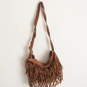  - Brun fransväska i nyskick. Axelbandet går att justera. Säljer väskan då jag har alldeles för många väskor (säljer även samma väska finns även i svart färg, finns i min profil).   Kan mötas upp i Stockholm. Köparen står annars för frakt.🌻