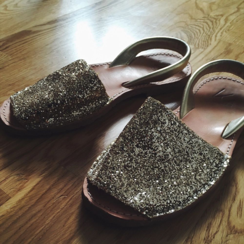 Guldglittriga sandaler i nyskick ✨✨ köpare står för frakt eller möts i Gbg . Skor.