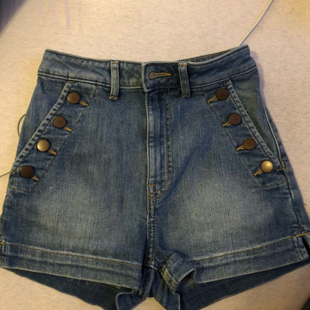 32 storlek , Jeans shorts  (frakten är ingår i priset). Shorts.