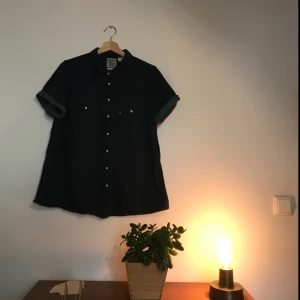  - Äkta Levi’s. Är mindre i storleken och skulle även passa storlek MEDIUM till LARGE, beroende på hur man vill att den ska sitta.  Färg: blå 