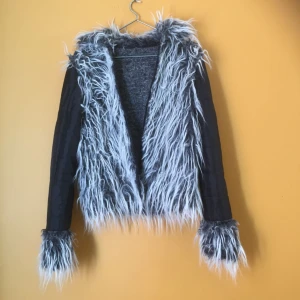  - Härligt hårig vårjacka! Står varken märke eller  storlek, men skulle säga att den passar XS samt S. Jag på bilden har S. Den går även att knäppa m knappar!