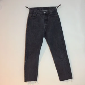  - Grå Levis jeans. Väldigt sköna och sitter supersnyggt! Dom är avklippta så skulle gissa på att dom kanske är 30/32 i längden nu istället. Pris går att diskutera. 
