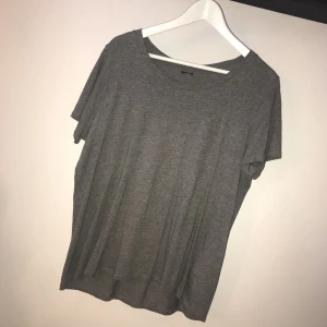  - Vanlig grå t-shirt, oklart vart den är ifrån men knappt använd! Kan posta men då står köparen för frakten!