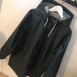  - Fin regnjacka från Everest i svart. Använd max 5 gånger om ens det. Längre i modellen och det är inga dragkedjor utan bara knappar! Kan posta men då står köparen för frakten!