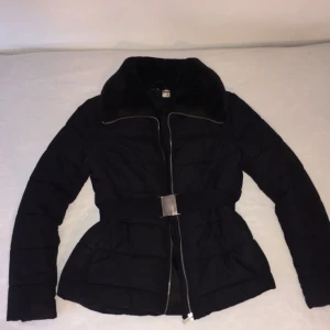  - Vinter jacka från H&M som använts endast en vinter. Köparen står för frakten 