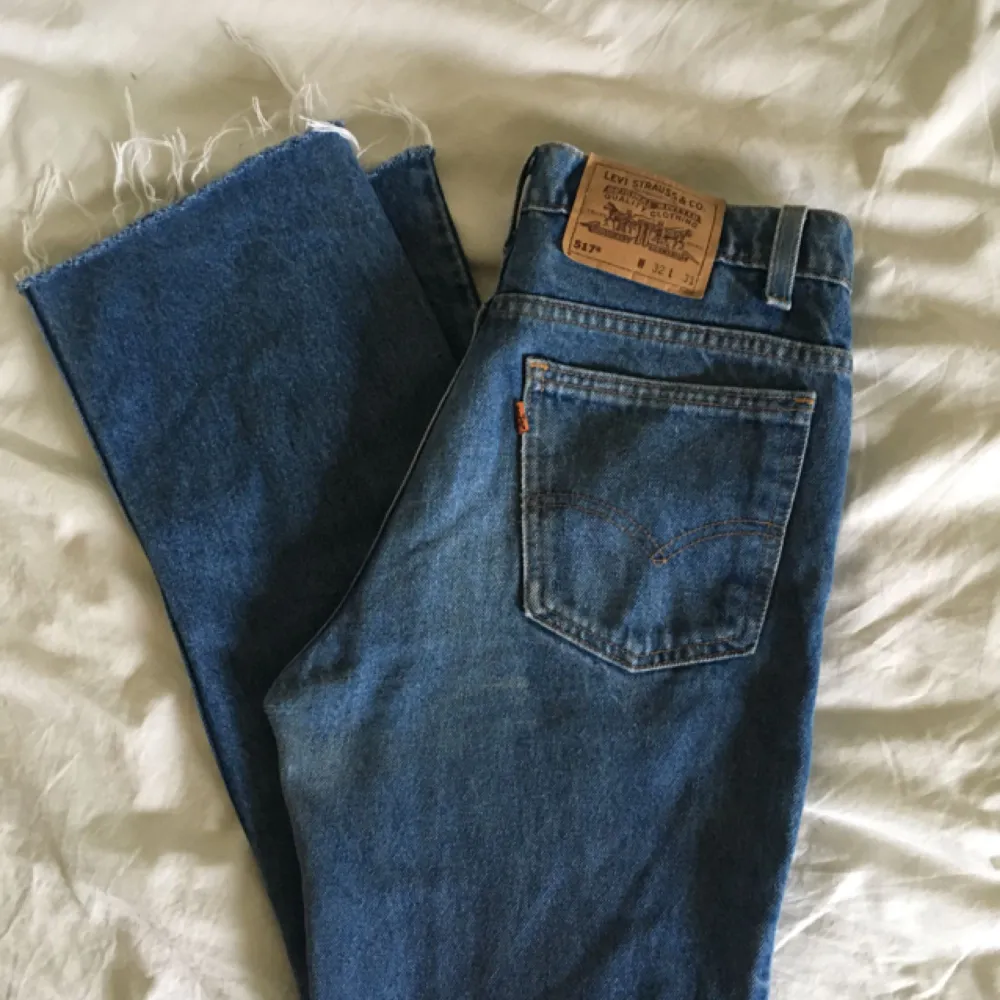 Vintage blå Levis-jeans. Lite missvisande i storleken så skulle snarare säga att dom är W29/30 och eftersom att de är avklippta är de mer L30. Något utsvängda nertill. Jeans & Byxor.