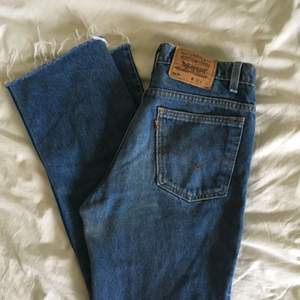 Vintage blå Levis-jeans. Lite missvisande i storleken så skulle snarare säga att dom är W29/30 och eftersom att de är avklippta är de mer L30. Något utsvängda nertill