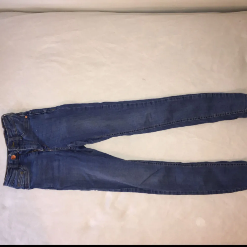 Ljus blå Molly jeans från Gina Tricot. Använt ett par gånger och köparen står för frakten på 55kr. Jeans & Byxor.