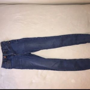  - Ljus blå Molly jeans från Gina Tricot. Använt ett par gånger och köparen står för frakten på 55kr