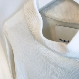  - SAMSØE & SAMSØE  XS (passar även S) 100% ull (merinoull) Vit (naturvit) Polo (halvpolo) Fint skick, använd ett fåtal ggr Nypris 800 kr