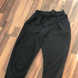  - Högmidjade knytbyxor från Nelly trend. Kan mötas upp i Helsingborg 