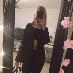  - Jättefin blazer från Missguided, bilden gör den tyvärr inte rättvisa men skriv om du är intresserad så skickar jag bättre bild.  Köparen står för frakt annars kan jag mötas upp i Falun! 