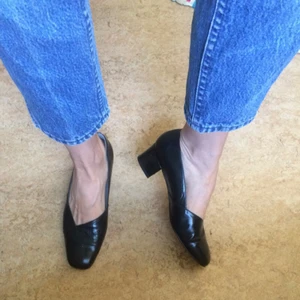  - Mycket coola svarta skor, låg klack. Fint skick! Fler bilder kan skickas 🌴