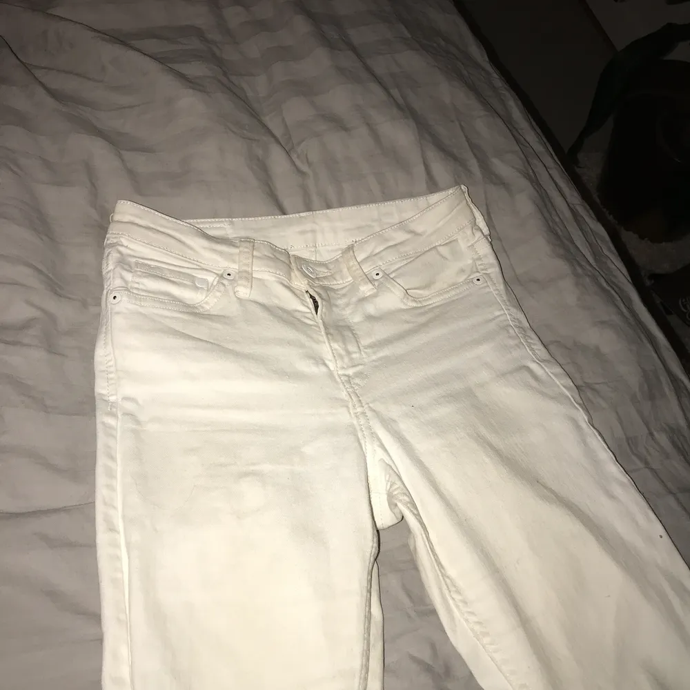 Standard vita jeans:))) Används en del men passar inte riktigt:/. Jeans & Byxor.